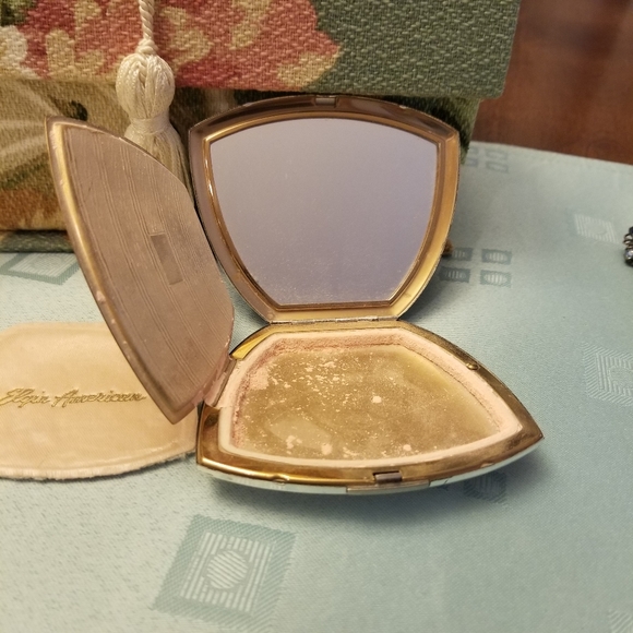 Vintage Engraved Elgin American Compact - Picture 4 of 5